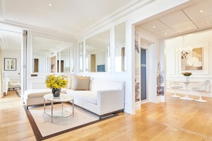 TV 30 pollici con canali via cavo, lettore DVD, giocattoli