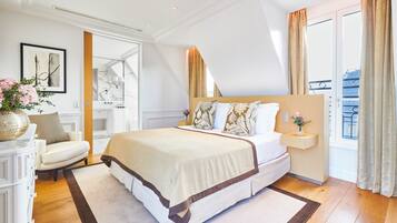 Suite Rooftop | Seprai premium, selimut bulu angsa, bantalan ekstra lembut, dan minibar