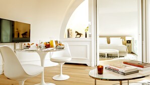 Suite Tour Eiffel | Oppholdsområde | En 30-tommers TV med kabel-kanaler samt leker