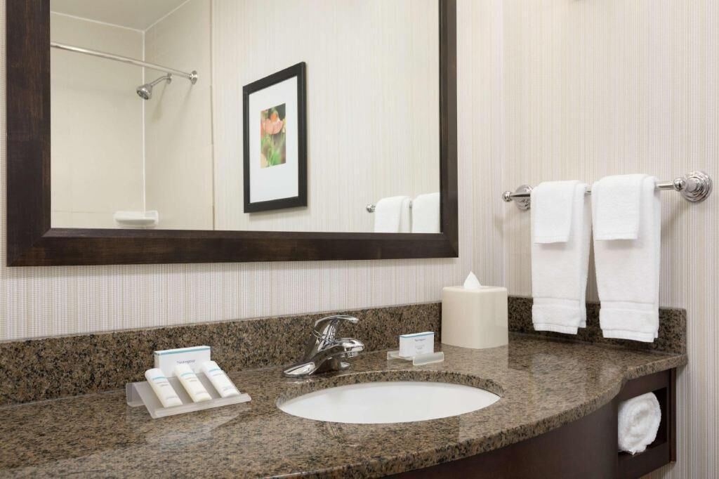 Salle de bain | Articles de toilette gratuits, sèche-cheveux, peignoirs