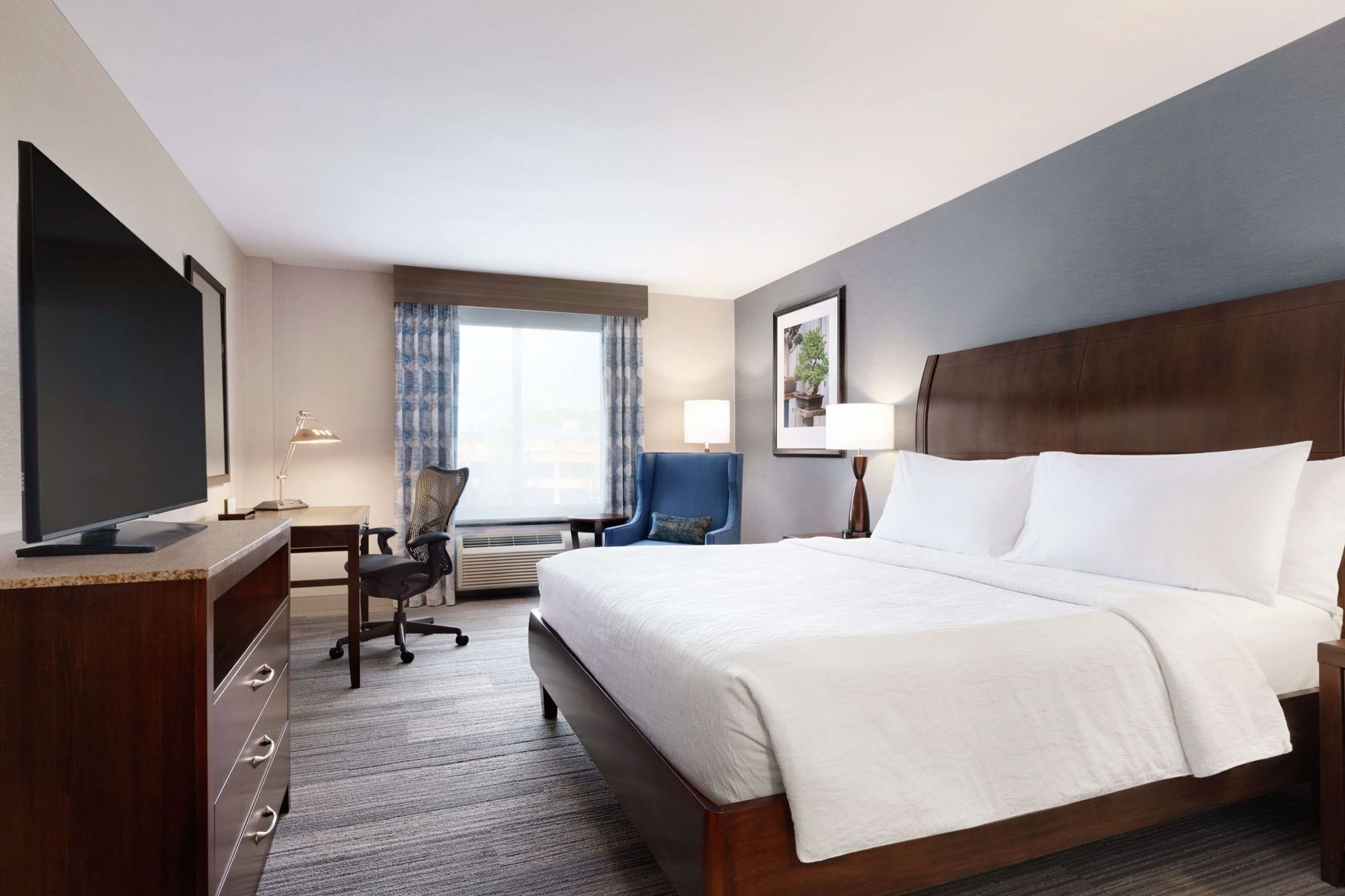 Zimmersafe, Schreibtisch, laptopgeeigneter Arbeitsplatz