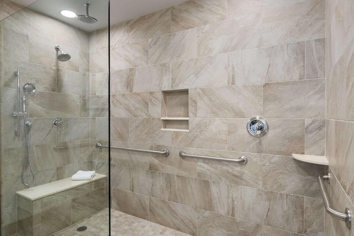 Bathroom | Free toiletries, hair dryer, bathrobes, towels