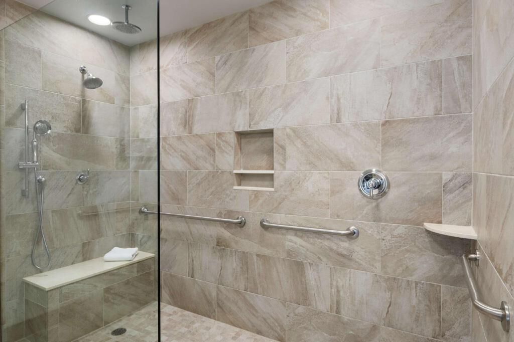 Salle de bain | Articles de toilette gratuits, sèche-cheveux, peignoirs