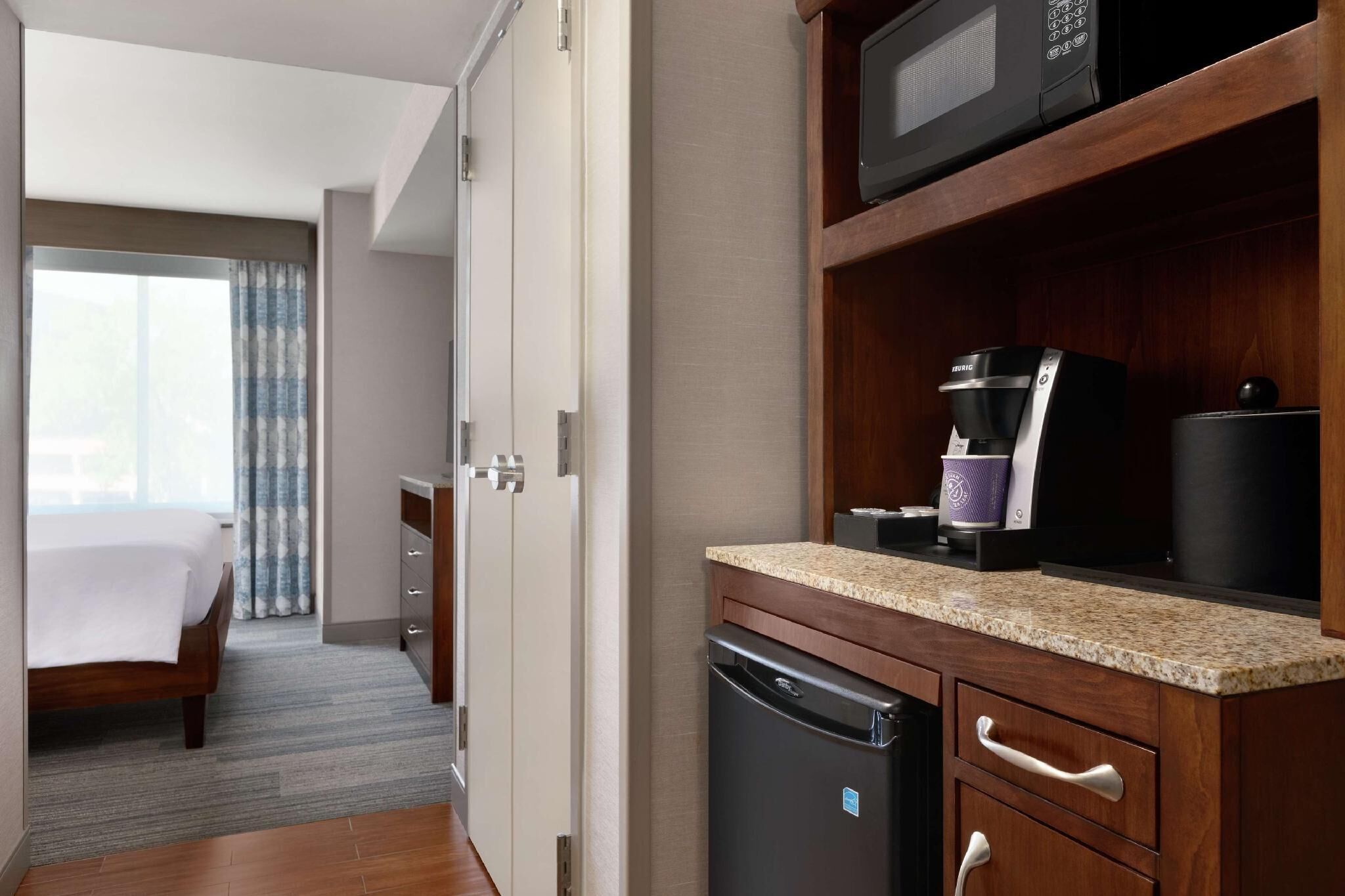 Zimmersafe, Schreibtisch, laptopgeeigneter Arbeitsplatz