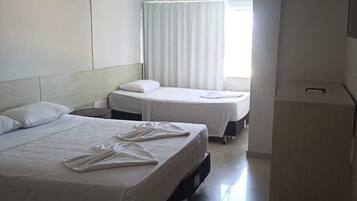 Quarto triplo, vista para o mar | 1 quarto, frigobar, Wi-Fi de cortesia, roupa de cama
