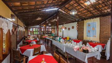 Daily buffet breakfast (BRL 35.00 per person)