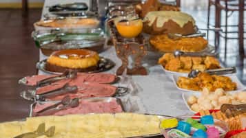 Café da manhã com buffet todos os dias mediante uma taxa