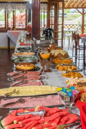 Daily buffet breakfast for a fee - Pousada Aldeia Portuguesa (Santa Cruz Cabralia)