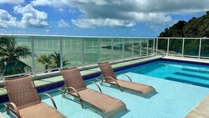 Outdoor pool, pool umbrellas, sun loungers - Nord Class Cabo Branco (Joao Pessoa)