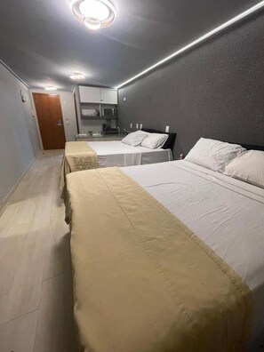 Minibar, värdeförvaringsskåp på rummet och individuell inredning