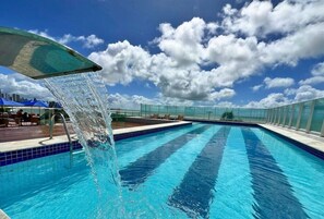 Utomhuspool, parasoller och solstolar