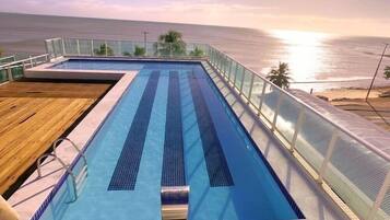 Piscina externa, guarda-sóis, espreguiçadeiras