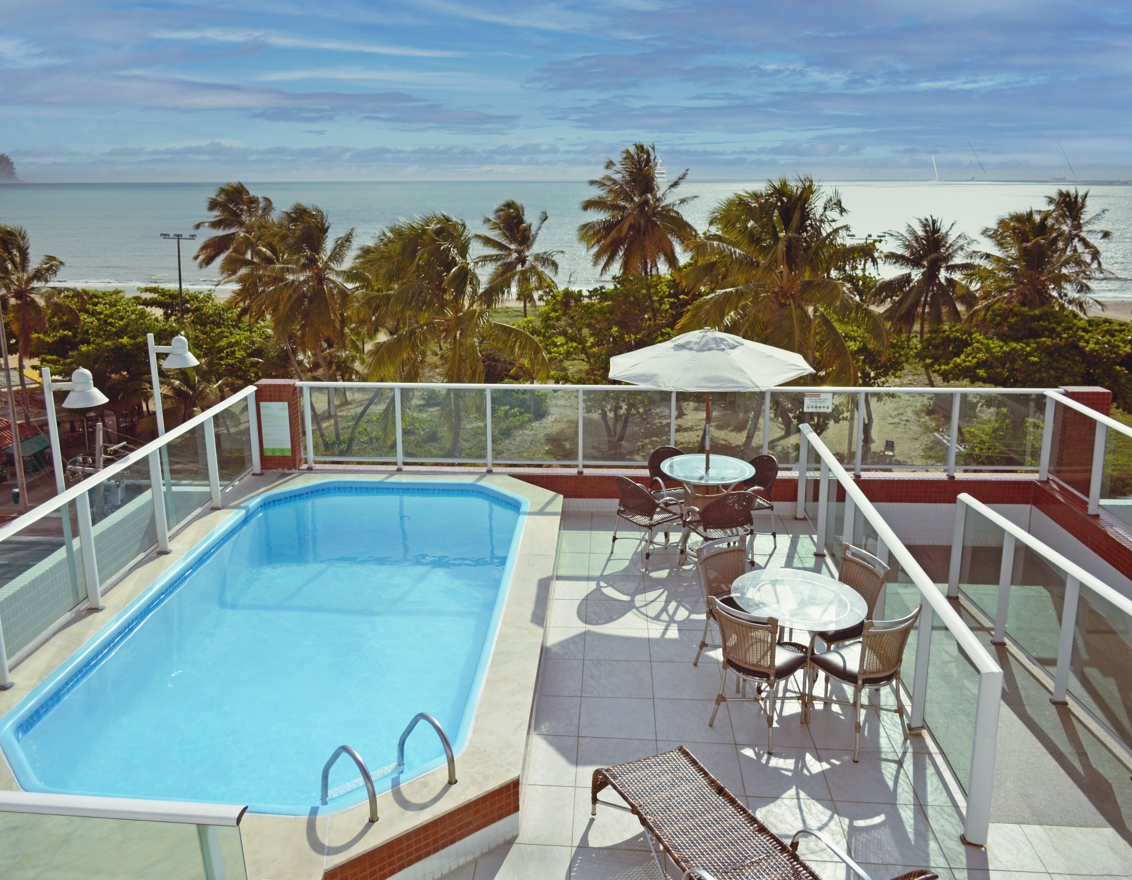Piscina externa, funciona das 7h às 22h, guarda-sóis, espreguiçadeiras