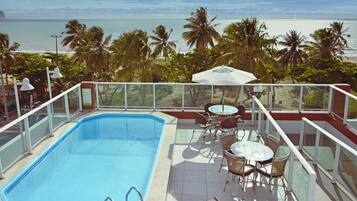 Kolam renang terbuka, dibuka dari pukul 7:00 hingga 22:00, payung kolam