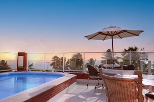 Piscina externa, funciona das 7h às 22h, guarda-sóis, espreguiçadeiras