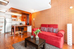 Leilighet – deluxe, flere senger | Oppholdsområde | En 37-tommers LED-TV med kabel-kanaler samt TV