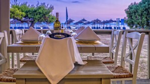 2 restaurantes; se sirve desayuno, almuerzo y cena