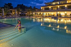 Una piscina al aire libre (de 10:00 a 19:00), sombrillas, tumbonas
