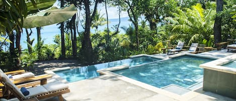 Una piscina al aire libre, una piscina infinita