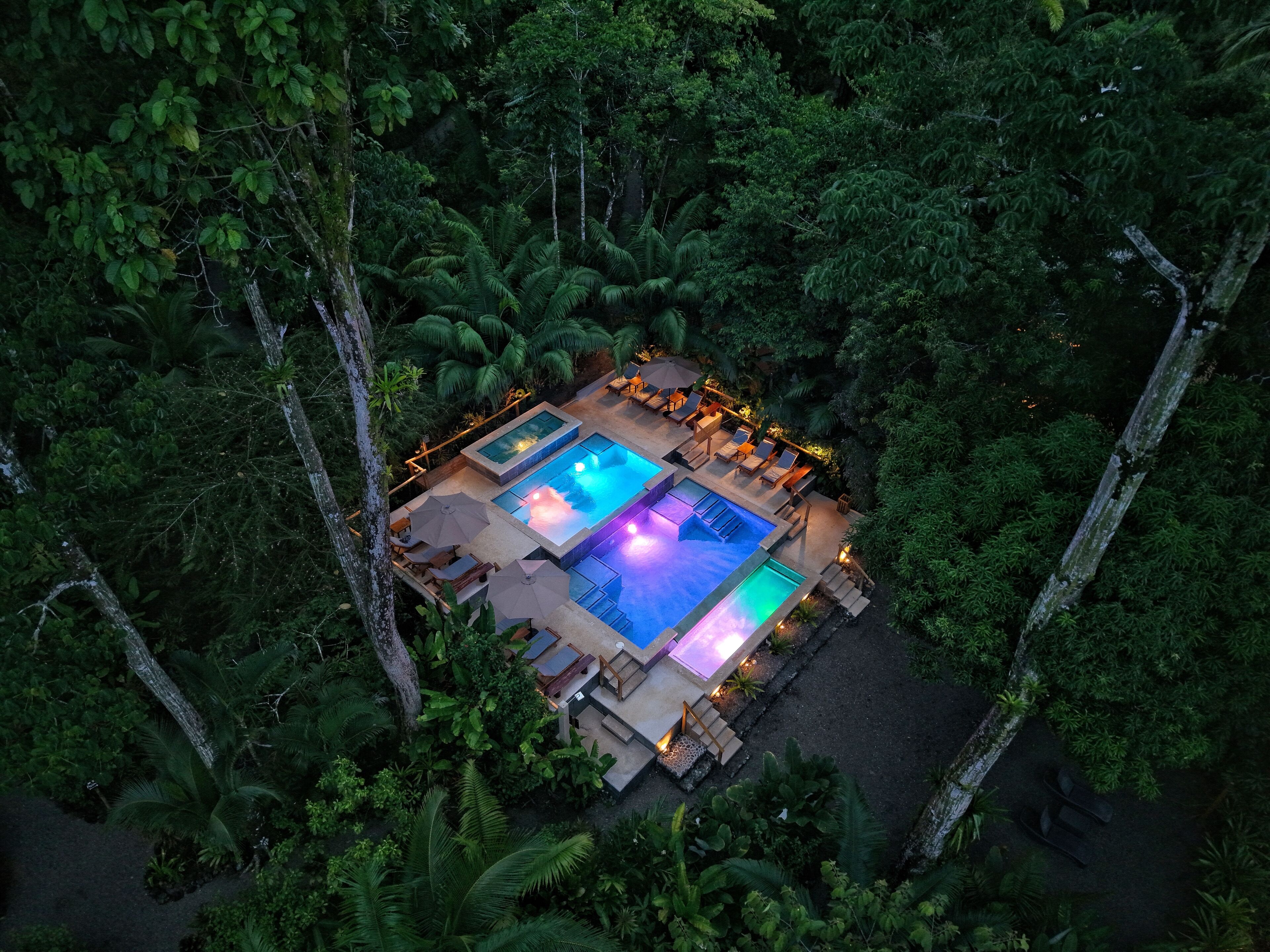 Alberca al aire libre, alberca infinita y camastros