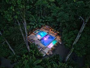 حمّام سباحة خارجي، حمّام سباحة لا متناهي، مقاعد للتشمس