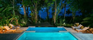 Utendørsbasseng,et evighetsbasseng, bassengparasoller og solsenger