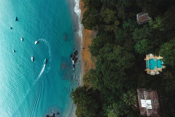 Utendørsbasseng,et evighetsbasseng, bassengparasoller og solsenger
