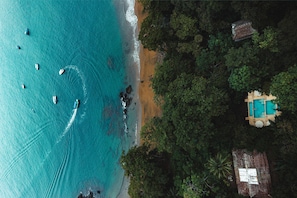 Outdoor pool, an infinity pool, pool umbrellas, pool loungers - Copa De Arbol Beach & Rainforest Resort (Drake Bay)