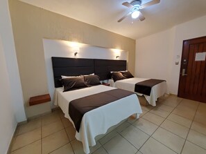 Safe på rommet, skrivebord, wi-fi (inkludert) og sengetøy