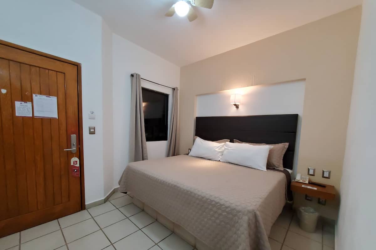 Family Room, 1 King Bed | In-room safe, desk, WiFi (free), bed sheets