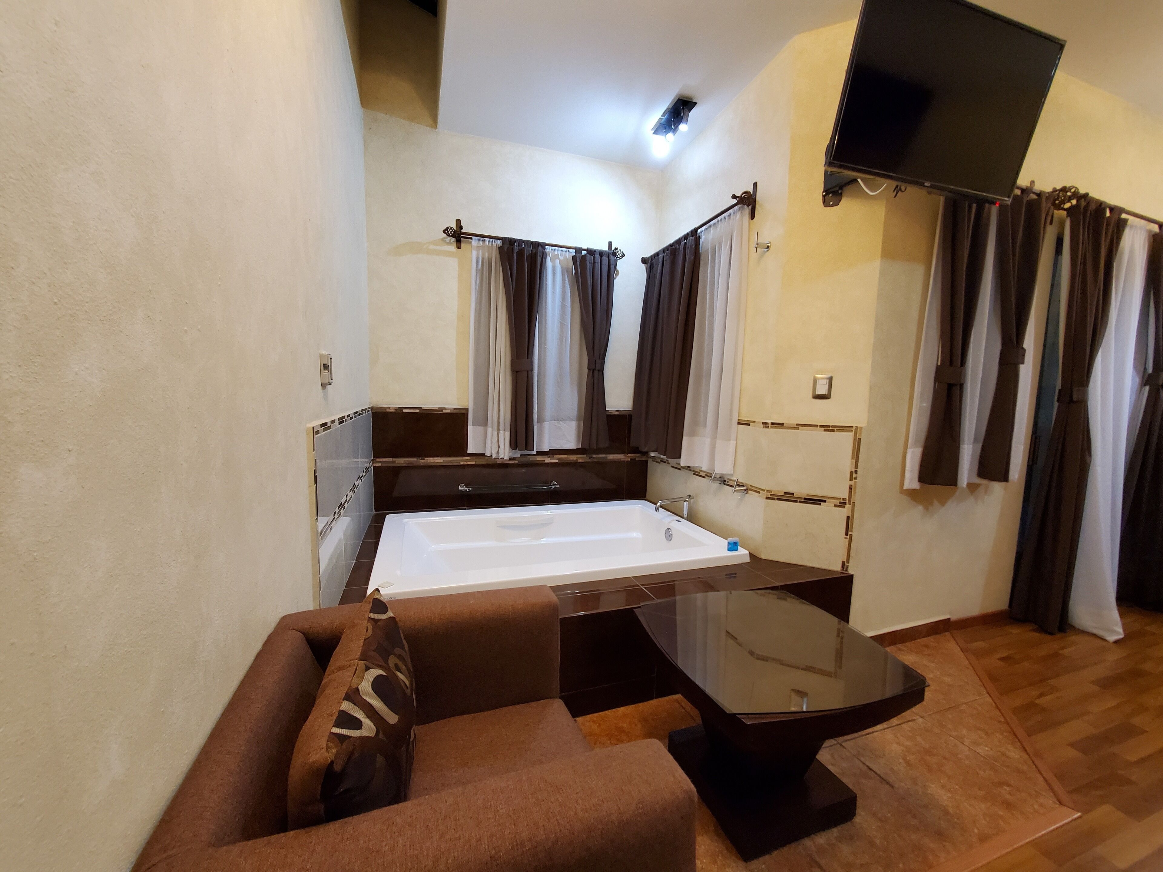 presidential room, 1 king bed | in-room safe, desk, free wifi, bed sheets