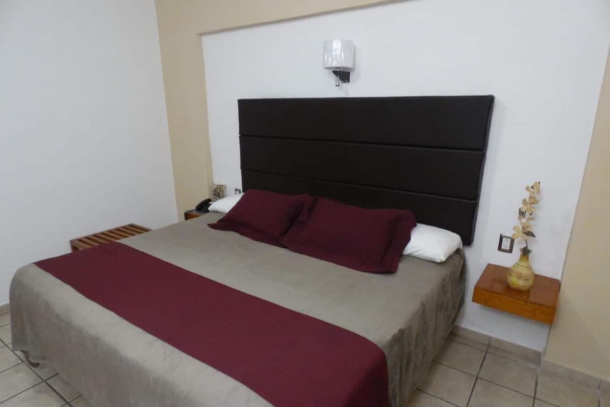 Caja fuerte, escritorio, wifi gratis y ropa de cama