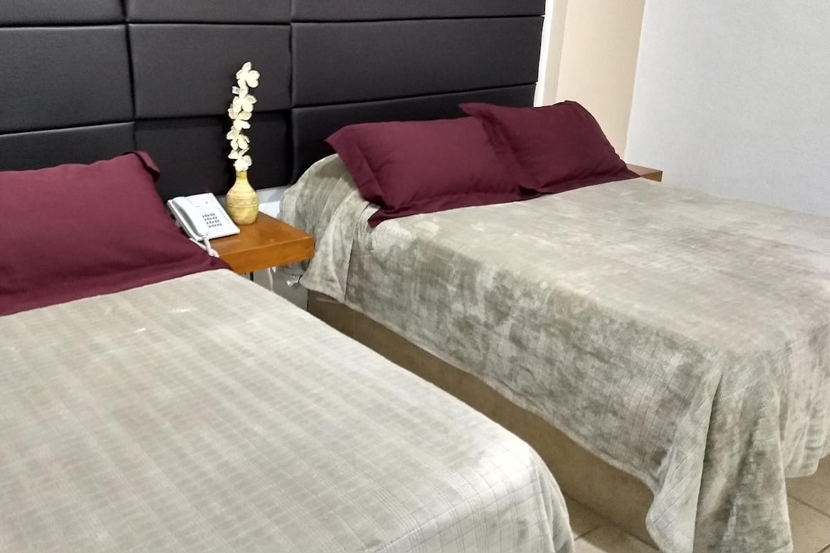 Caja fuerte, escritorio, wifi gratis y ropa de cama