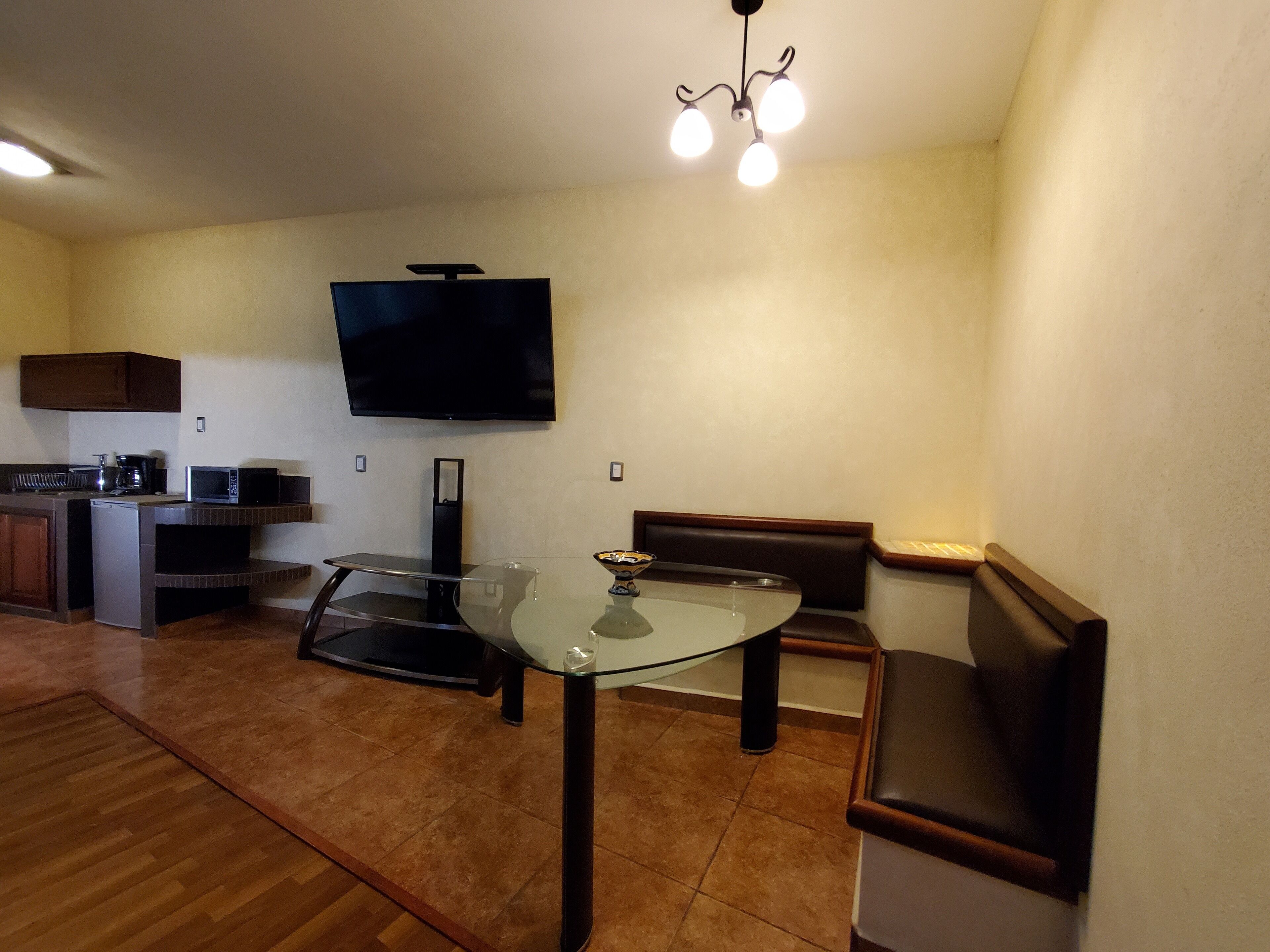 presidential room, 1 king bed | living area | 42-inch flat-screen tv with cable channels, tv