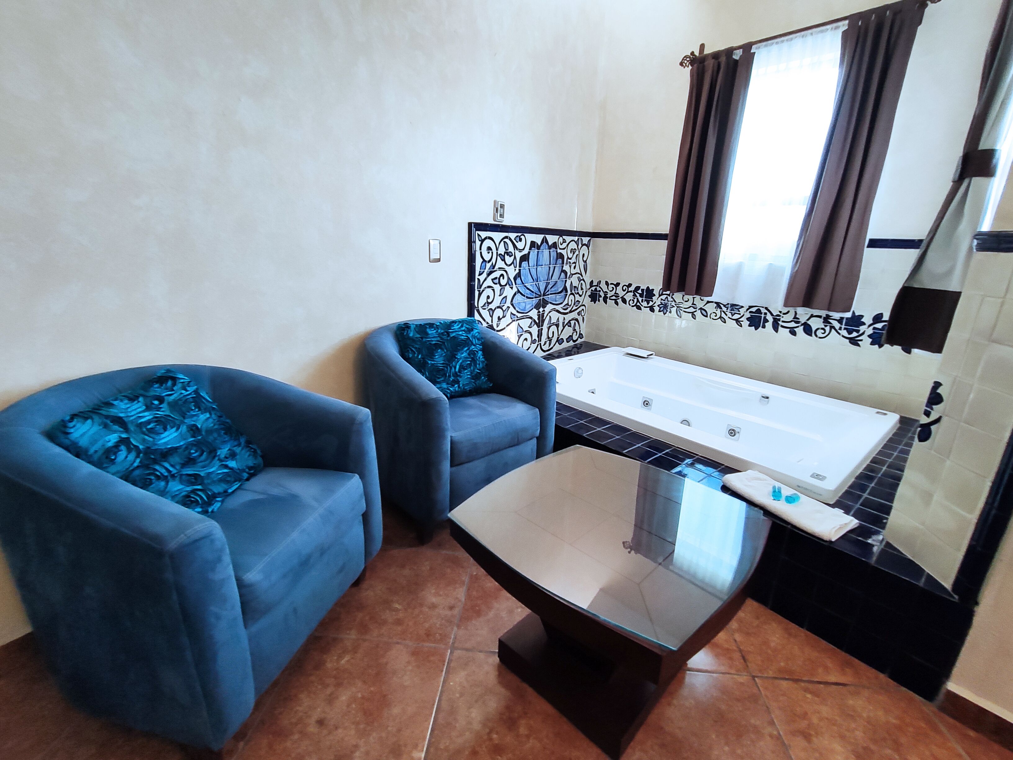 presidential room, 1 king bed | living area | 42-inch flat-screen tv with cable channels, tv