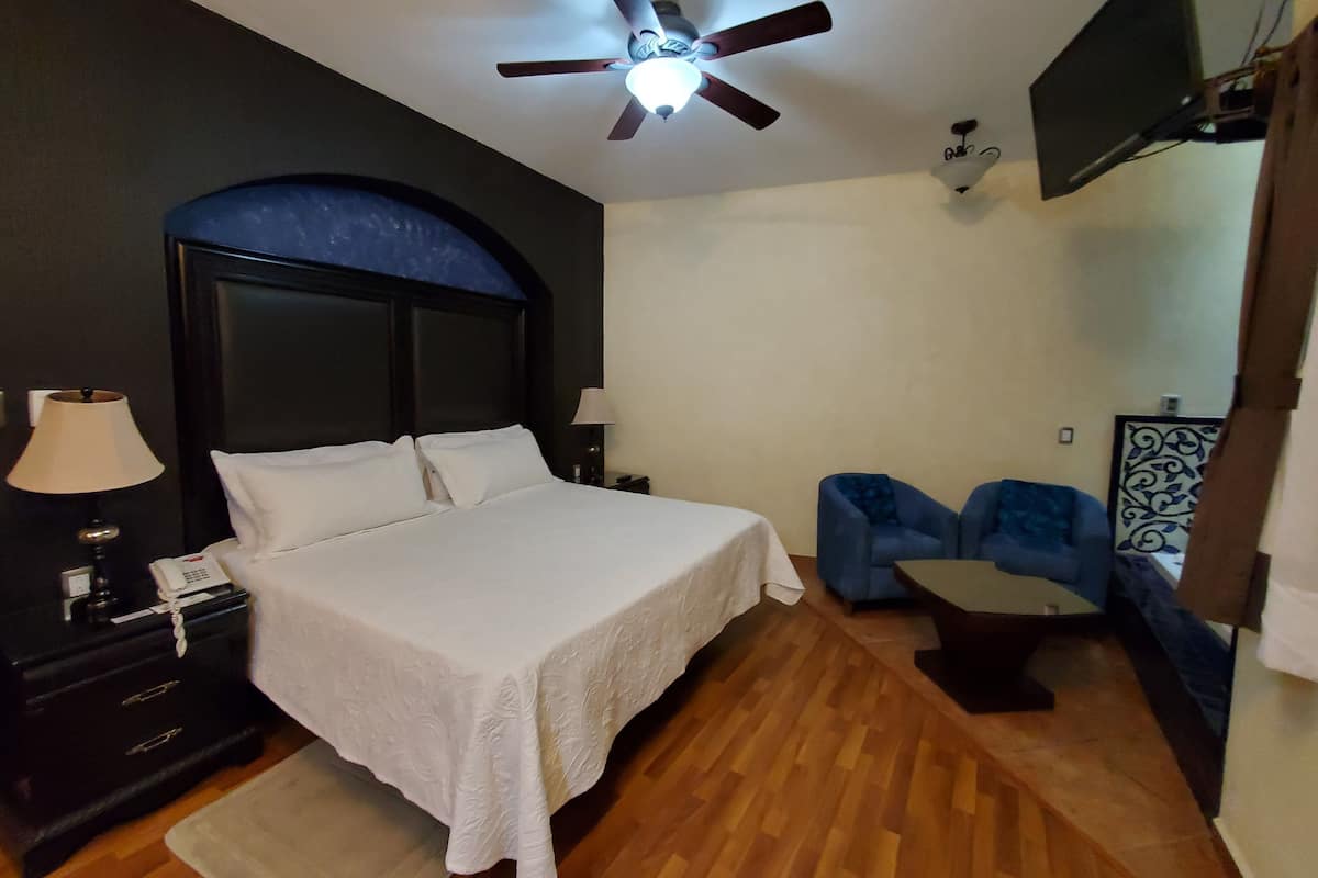 Presidential Room, 1 King Bed | In-room safe, desk, WiFi (free), bed sheets