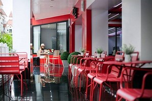 Outdoor dining - The Chilli Salza Patong (Patong)