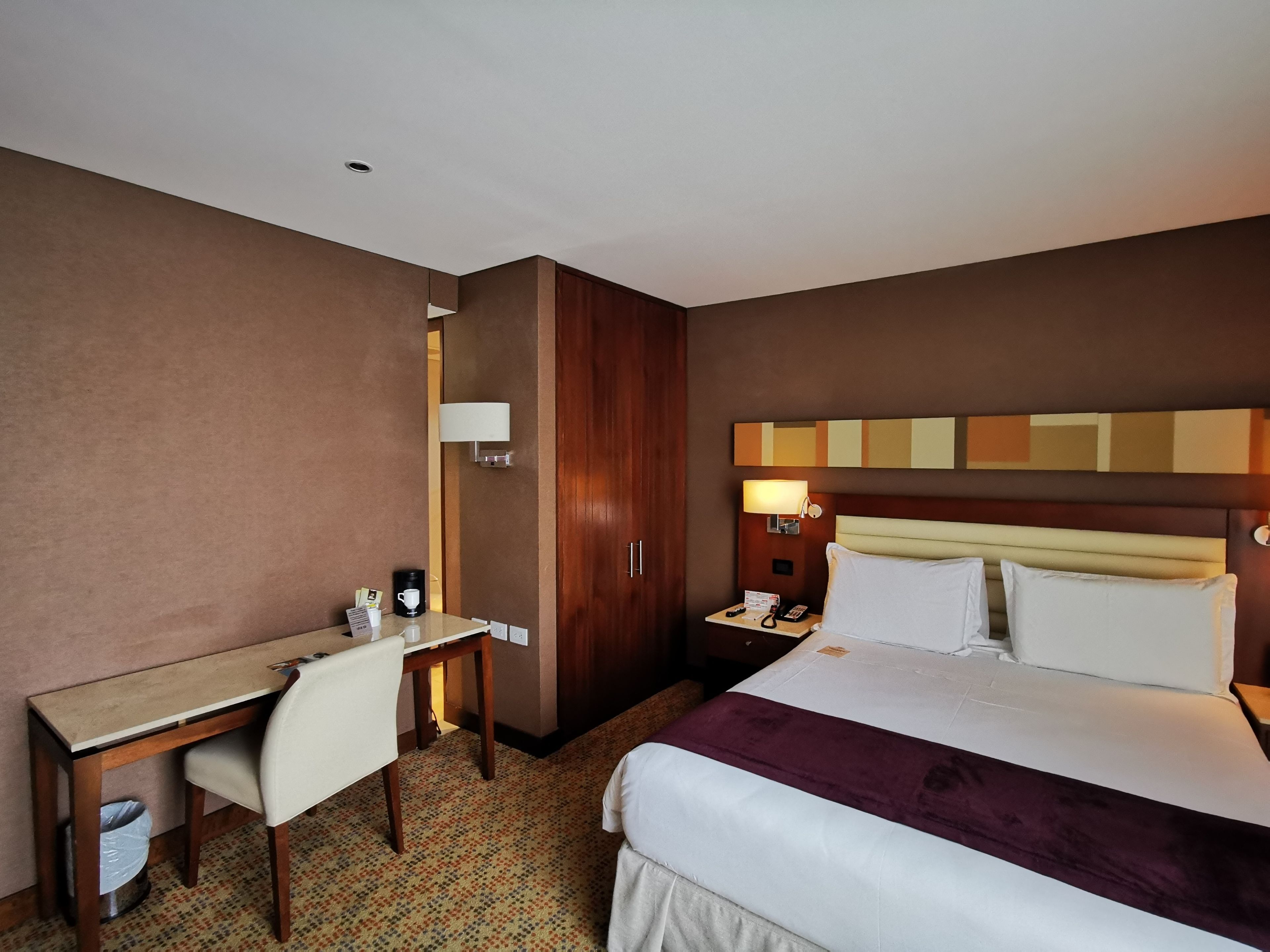 standard room, 1 queen bed | premium bedding, down duvets, in-room safe, soundproofing