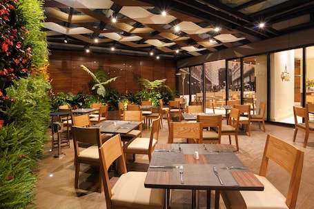 ランチ、ディナーに営業. メルキュール ボゴタ カレ 100