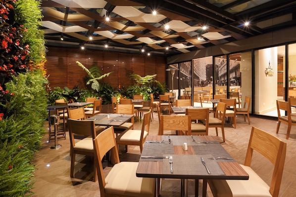 供應午餐及晚餐;多國菜