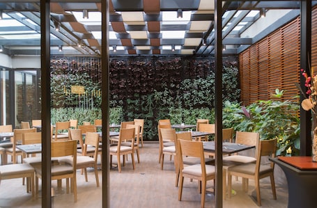 Se sirven almuerzos y cenas, cocina internacional