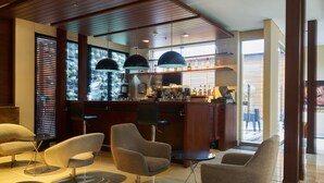 A modern bar area with seating and a counter. - Mercure Bogotá Calle 100 (Bogotá)