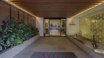 Voorkant accommodatie - avond/nacht