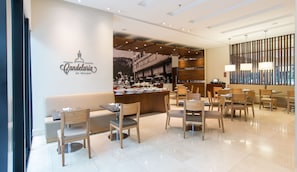 Lunch and dinner served, international cuisine