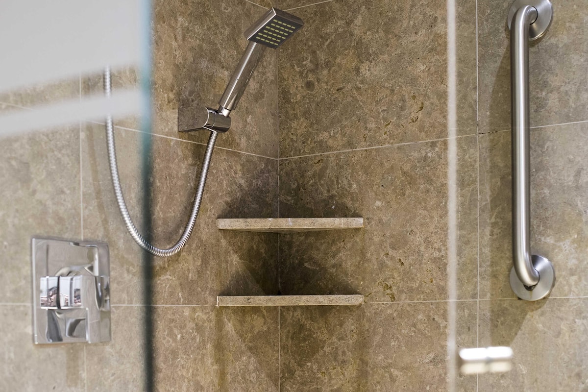 Luxe beddengoed, donsdekens, een kluis op de kamer, geluiddichte muren