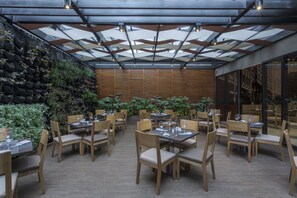 供應午餐及晚餐;多國菜