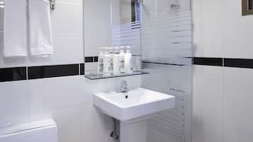 Doccia, asciugacapelli, pantofole, asciugamani