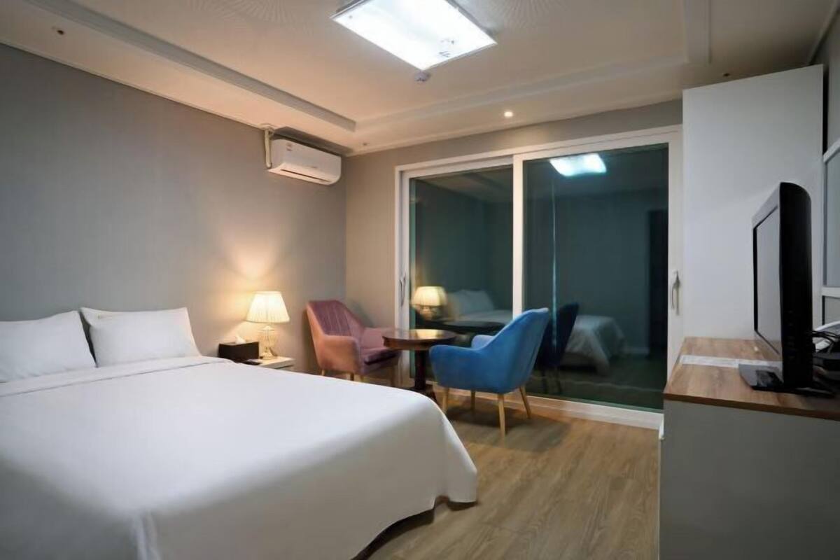 Blackout drapes, soundproofing, iron/ironing board, WiFi (free)