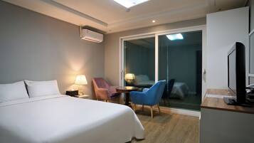 Deluxe Double Room | Blackout curtains, soundproofing, iron/ironing board, free WiFi