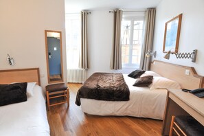 Driepersoonskamer, bad (or Shower) | Gratis babybedden, gratis wifi, beddengoed